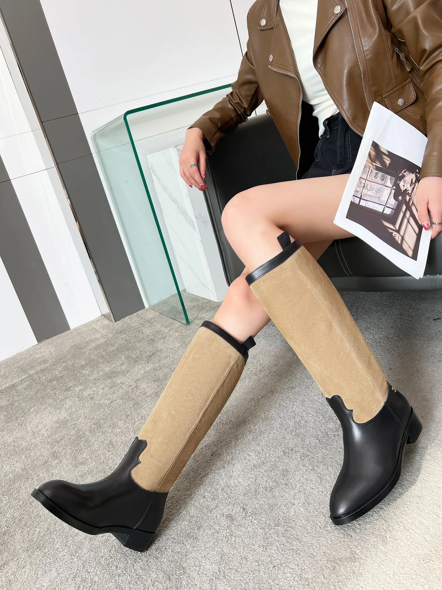 👟👟Ex-factory price 780👟👟 Top quality🔥Chanel Chanel 25 autumn and winter small fragrant suede color-blocked knight mid-high boots! Retro style boots Western cowboy boots! Unique western boot design with smooth curves and irregular edges like free lines in the wilderness! With a casual and free flavor. Let every step be uninhibited and refined! Whether it is paired with smart suit pants to create a cool urban style, or matched with an elegant dress to create a strong and soft aesthetic. Or pair it with jeans to create an authentic western style! The upper is made of first-layer cowhide stitched with suede. The lining is made of water-dyed cowhide. Code number: 35-40 (41 is custom-made and cannot be returned or exchanged). Comes with original bag.